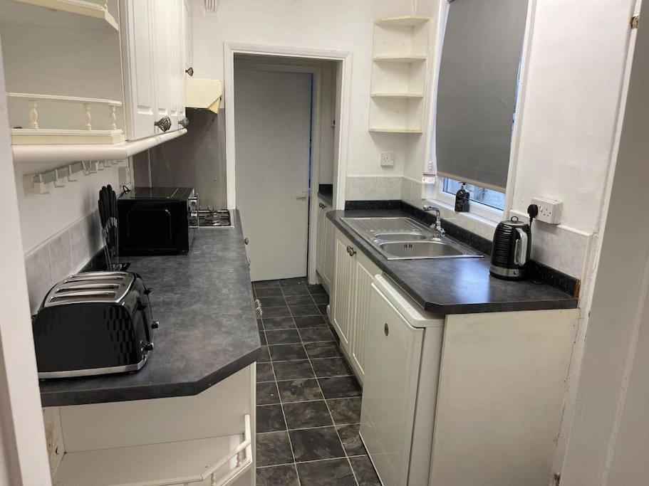 3 Bedrooms Comfortable Home With Jacuzzi Hot Tub Sleeps 10 Leicester Kültér fotó
