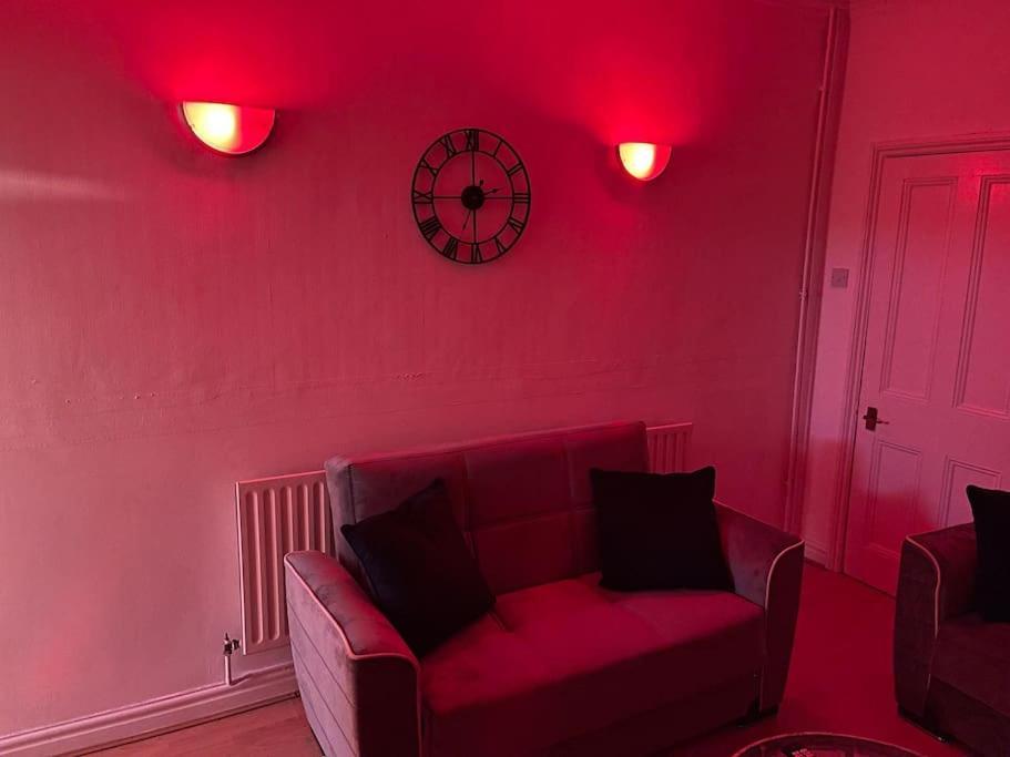3 Bedrooms Comfortable Home With Jacuzzi Hot Tub Sleeps 10 Leicester Kültér fotó