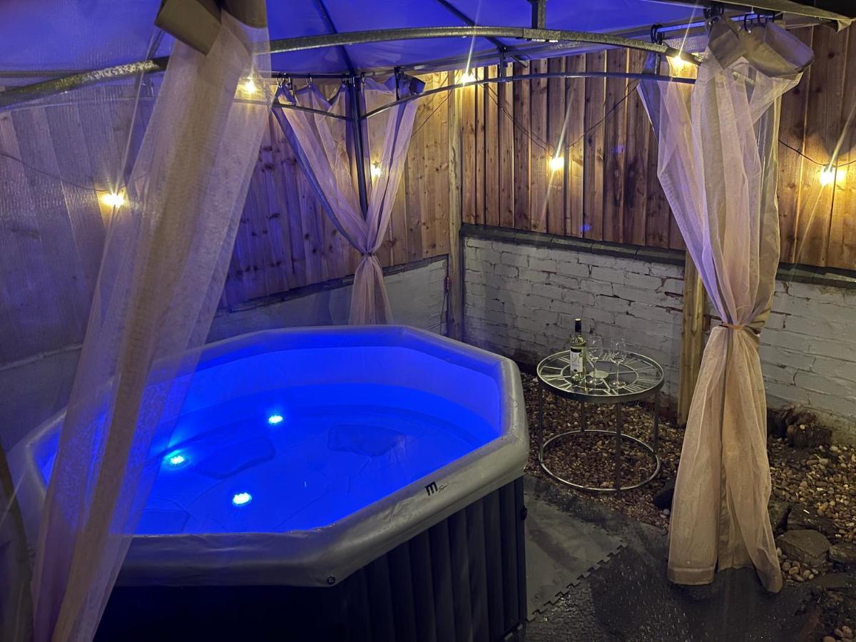 3 Bedrooms Comfortable Home With Jacuzzi Hot Tub Sleeps 10 Leicester Kültér fotó